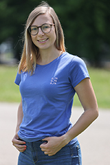 Frau mit Linz T-Shirt