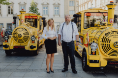 Personengruppe vor Hop-On-Hop-Off Zug