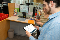 Zwei Personen Mit Tablet und PC, Foto: Groxpress
