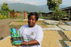 Josinta Kabugho aus Uganda berichtet, wie der Kaffeeanbau am Fuße des Ruwenzori-Gebirges dazu beiträgt, die Klimakrise und deren Folgen zu bewältigen.