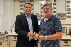 Gesundheitsstadtrat Dr. Michael Raml zu Besuch beim Mykologen Albert Kapun von der städtischen Speisepilzberatung.