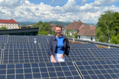 Klimastadträtin Mag.a Eva Schobesberger verweist auf das städtische Förderangebot und den Bonus für Solar-Gründächer. Foto: privat