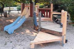 Am Spielplatz Prunerstift wurden beim Spielgerät die Hölzer erneuert sowie neue Podeste von den städtischen Mitarbeiter*innen angefertigt. 