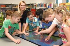 Stadträtin Doris Lang-Mayerhofer bei einem Workshop mit Kindern in der Stadtbibliothek.
