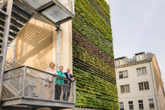 Schulleiterin Michaela Kainmüller (li.), Klimastadträtin Mag.a Eva Schobesberger und Liegenschaftsreferent Stadtrat Dietmar Prammer freuen sich über die Fassaden-Begrünung der Goetheschule