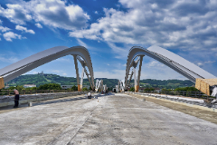 Die neue Eisenbahnbrücke zeichnet sich durch ihre einzigartige Architektur aus - Foto aus der Bauphase