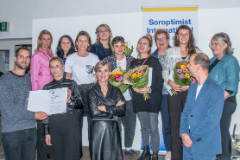 Salzamt-Leiter Holger Jagersberger mit den Soroptimist Preisträgerinnen 2023 und Gästen bei der Preisverleihung und Ausstellungseröffnung im Atelierhaus an der Oberen Donaulände.  Credit: Dagmar Beutelmeyer.
