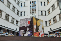 Ebenso vielfältig wie das Theater- und Lesungsprogramm ist auch das Angebot der großen Buchausstellung im Foyer der Arbeiterkammer (hier beim Aufbau).