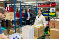 Vizebürgermeisterin Tina Blöchl (r.), der Leiter der Abteilung Zentraler Einkauf Christian Furtlehner (m.) und ein Mitarbeiter im Zentrallager des Neuen Rathauses. Foto: privat