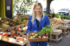 Äpfel werden auf fünf Linzer Genuss Märkten verteilt, lädt Marktreferentin Stadträtin Doris Lang-Mayerhofer ein.