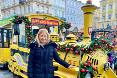 Stadträtin Doris Lang-Mayerhofer vor dem kostenlosen Hop-On Hop-Off Weihnachtszug