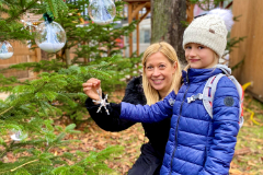 Frau und Kind beim Tannenbaum