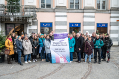 Personengruppe mit Fahne, Foto: Peter Mayr