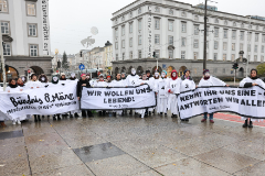 Dermonstrantinnen mit Transparenten 