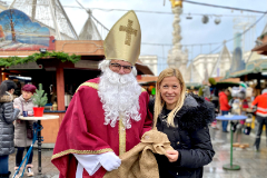 Stadträtin Doris Lang-Mayerhofer beim Nikolaus-Besuch am Christkindlmarkt am Hauptplatz.