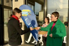 Auch Klimastadträtin Mag.a Eva Schobesberger verteilte FAIRTRADE Schokolade an Besucher*innen des Neuen Rathauses.