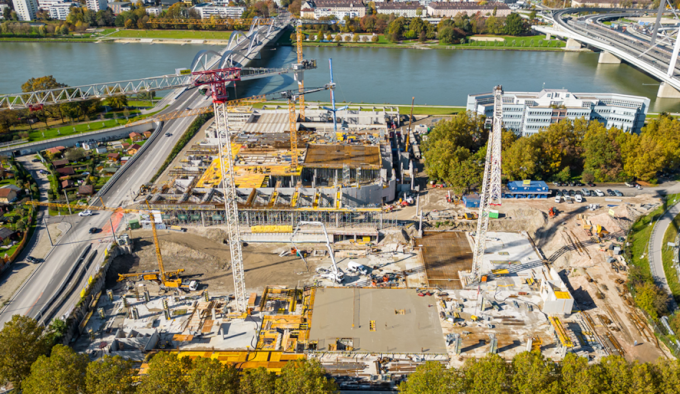 Die Stadt Linz zählte 2022 zu den größten Investoren in die Infrastruktur - im Bild die Baustelle für das Donauparkstadion; Foto: PTU/H.P. 