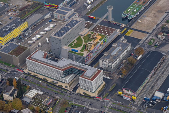 „Hafentor“ und K&uuml;hlhalle der LINZ AG mit Freizeitareal auf dem Dach; Foto: PTU, H.P.