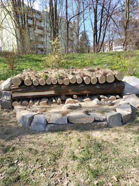 Errichtetes Kleintierhabitat im Rahmen des stadtökologischen Umsetzungsprogramms – auf kleiner Fläche bietet es verschiedensten Tiergruppen einen Lebensraum.