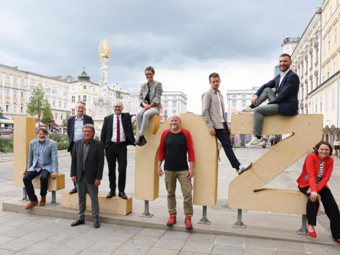 Das Planungsteam; v. l.: Architekt Oliver Schulze (Schulze+Grassov), Stadtentwicklungsdirektor Dr. Hans-Martin Neumann, DI Helmut Koch (komobile), Planungsstadtrat Dietmar Prammer, Mag.a Petra Stiermayr (Abteilung Stadtplanung), DI Sebastian Reinberg (komobile), Jeppe Jensen (Schulze+Grassov), DI René Ziegler (Modul5 GmbH), DIin Claudia Nutz, MBA (Nutzeffekt)