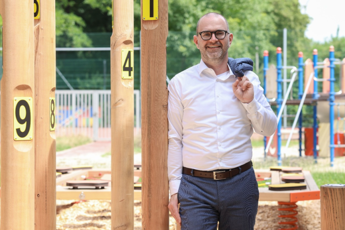 Stadtrat Dietmar Prammer begutachtet den neuen Bewegungspark der VS 3 Auwiesen; Stadt Linz / Sturm.