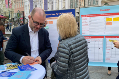 Stadtrat Dietmar Prammer fragt Bürgerin zu ihren Wünschen an eine attraktive Innenstadt