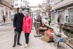 Klimastadträtin Mag.a Eva Schobesberger und Umwelt- und Klima-Landesrat Stefan Kaineder beim Lokalaugenschein im Neustadtviertel. Foto: Land OÖ/Tina Gerstmair