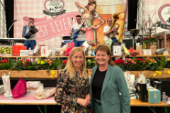 ): Vizebürgermeisterin Karin Hörzing und Stadträtin Doris Lang-Mayerhofer beim Senior*innen-Nachmittag im Festzelt am Urfahraner Jahrmarkt.  Foto: privat