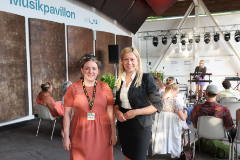 Kulturstadträtin Doris Lang-Mayerhofer besucht selbst gerne die Open Airs im Musikpavillon. Im Bild mit Sarah Lang, zuständig für die Projektleitung.
