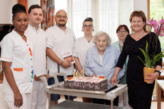 Vizebürgermeisterin Hörzing beim Gratulationsbesuch von Frau Johanna Arz im Seniorenzentrum 
