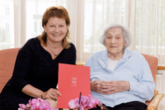 Vizebürgermeisterin Hörzing beim Gratulationsbesuch von Frau Johanna Arz im Seniorenzentrum 