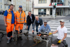 Bei Nachrüstungen, wie hier in einem Kreuzungsbereich an der Garnisonstraße, werden die Rillen für das taktile Bodeninformationssystem gefräst. Im Bild Vizebürgermeister Martin Hajart mit der Mannschaft des Geschäftsbereichs Gebäudemanagement und Tiefbau.
