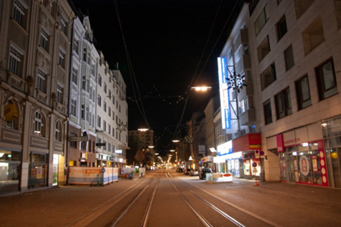 Vorher: Beleuchtung Hartlauer-Filiale auf der Landstraße Foto: Stadt Linz / Planung, Technik und Umwelt (PTU))
