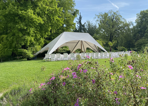 Die Gartenbühne ist idealer Ort für stimmungsvolle Konzerte.