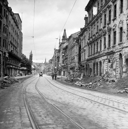 &Uuml;berwachung der Ausgangssperre durch amerikanische Soldaten. Foto: Archiv der Stadt Linz