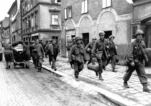 Befreite KZ-Insassen und amerikanische Soldaten in der Rudolfstra&szlig;e. 