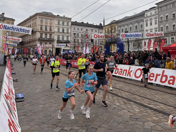 &Uuml;ber 21.000 Teilnehmer*innen z&auml;hlte der 24. Oberbank Linz Donau Marathon, (c) Stadt Linz.