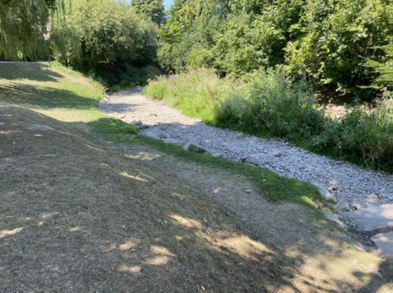 Ausgetrockneter Haselbach am Baumgärtlpark.