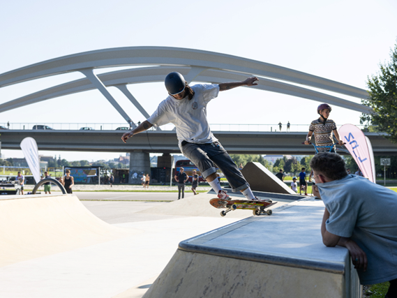 Zahlreiche Neuerungen hat das Freizeitareal am Donaudamm erhalten. Neben erneuerter Calisthenics-Anlage und gastronomischen Angebot “Under the bridge” kam auch der neu gestaltete Skatepark “voestalpine plaza” hinzu, (c) Stadt Linz.