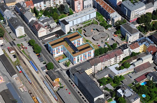 Das rund 4 700 Quadratmeter große Areal des Grünmarkts Urfahr liegt zwi-schen dem 2008 eröffneten Neubau des Seniorenzentrums Franz Hillinger und dem einstigen Urfahrer Rathaus.  (Foto: Stadtplanung/Pertlwieser)                            