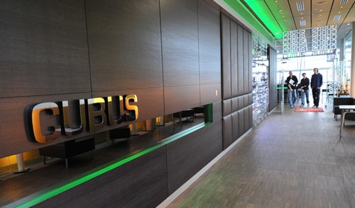 Vom Restaurant Cubus im Ars Electronica Center genießt man einen wunderschönen Blick auf den Linzer Donaupark (Foto: Stadt Linz).