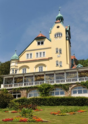 Das „Pöstlingbergschlössl“ ist das flächenmäßig größte von der Stadt verpachtete Lokal (1.277 m²). Es wird seit 1997 von den Gebrüdern Gallistl betrieben. (Foto: Stadt Linz)