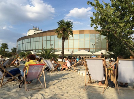 Die „Sandburg“ belebt seit 2015 in den Sommermonaten den Linzer Donaupark und sorgt für Urlaubsfeeling mitten in der Stadt (Foto: privat).